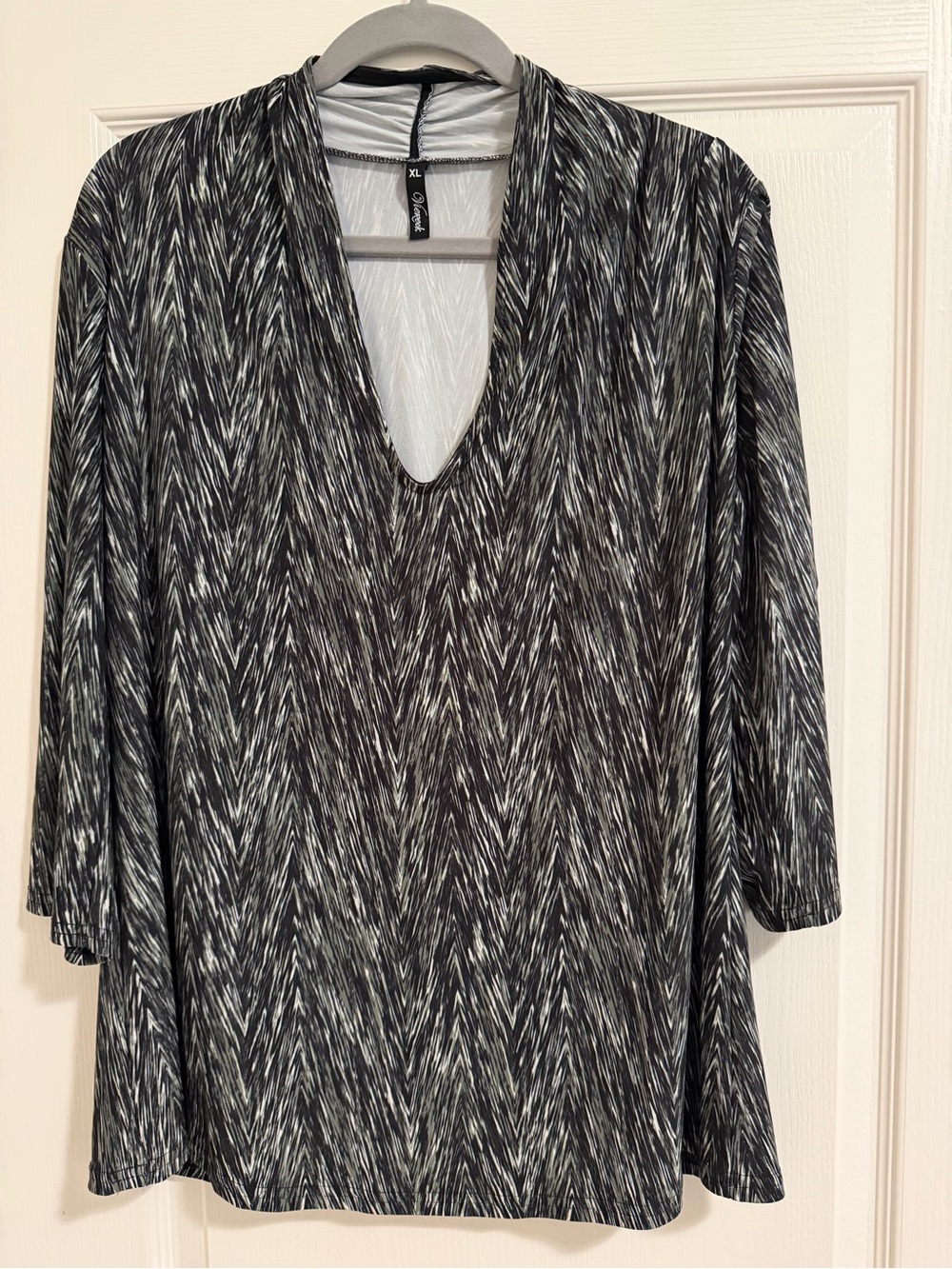 Viereck Black, White and Green Chevron Ikat Tunic Top Deep V-Neck | Size XL
